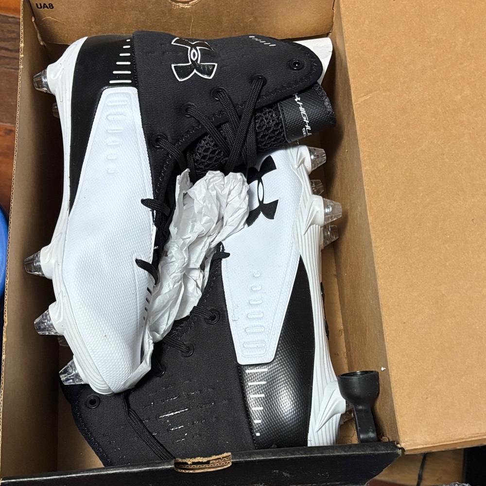 Under Armour Men's Black and White Athletic Cleats
